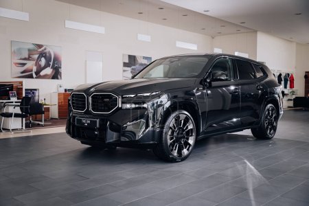 Téléchargez les photos : Vinnitsya, Ukraine - 18 mai 2023 : BMW XM - Une voiture de luxe entièrement électrique rivalise de technologie dans la présentation de systèmes hybrides rechargeables dans le showroom - vue latérale - en image libre de droit
