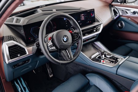 Téléchargez les photos : Vinnitsya, Ukraine - 18 mai 2023 : BMW XM - Une voiture de luxe entièrement électrique s'impose dans la présentation de systèmes hybrides rechargeables en salle d'exposition - volant - en image libre de droit