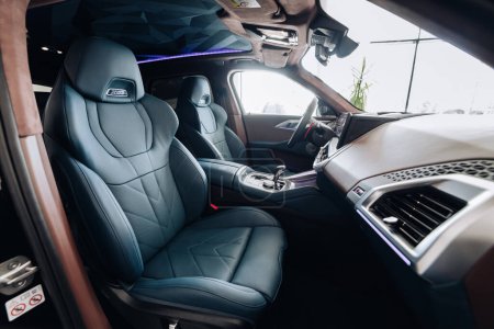 Téléchargez les photos : Vinnitsya, Ukraine - Mai 18, 2023 : BMW XM - Voiture de luxe entièrement électrique edrive technologie dans la présentation du système hybride rechargeable dans le showroom - intérieur à l'intérieur - en image libre de droit