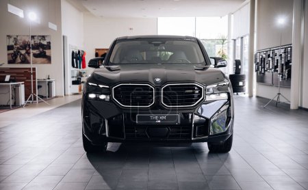 Téléchargez les photos : Vinnitsya, Ukraine - 18 mai 2023 : BMW XM - Une voiture de luxe entièrement électrique rivalise de technologie dans la présentation de systèmes hybrides rechargeables en salle d'exposition - vue de face - en image libre de droit