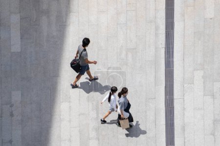 Foto de Top vista multitud de personas camina en una calle peatonal de negocios en la ciudad - Imagen libre de derechos