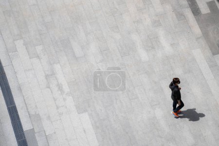 Téléchargez les photos : Top vue foule de personnes marche sur une rue d'affaires piétonne dans la ville - en image libre de droit