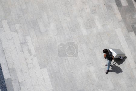 Foto de Top vista multitud de personas camina en una calle peatonal de negocios en la ciudad - Imagen libre de derechos