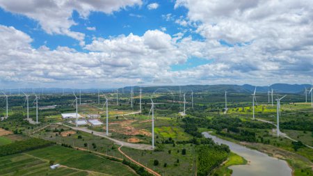 Foto de El viento aéreo de los generadores de aerogeneradores produce energía de extracción en el parque eólico. Tecnología para la sostenibilidad de los recursos energéticos para el futuro y el cambio climático. construcción de molinos de viento en la zona rural. - Imagen libre de derechos
