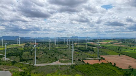 Foto de El viento aéreo de los generadores de aerogeneradores produce energía de extracción en el parque eólico. Tecnología para la sostenibilidad de los recursos energéticos para el futuro y el cambio climático. construcción de molinos de viento en la zona rural. - Imagen libre de derechos