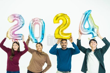 Téléchargez les photos : Groupe de personnes tenant fantaisie bulle de ballons de couleur du nombre 2024 pour la nouvelle année. hommes et femmes debout sur un fond blanc. célébration de bonne année Fête - en image libre de droit