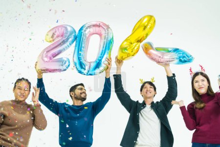 Téléchargez les photos : Groupe de personnes tenant fantaisie bulle de ballons de couleur du nombre 2024 pour la nouvelle année. hommes et femmes debout sur un fond blanc. célébration de bonne année Fête - en image libre de droit