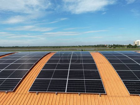 Téléchargez les photos : Vue aérienne supérieure du système de toit solaire sur le toit de l'entrepôt d'usine. énergies renouvelables photovoltaïques pour réduire l'empreinte énergétique et carbone. énergie propre. panneau solaire et structure au bâtiment. - en image libre de droit