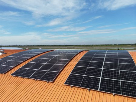 Foto de Vista aérea superior del sistema de techo solar en la azotea del almacén de fábrica. energía renovable de energía fotovoltaica para reducir la energía y la huella de carbono. energía limpia. panel solar y estructura en el edificio. - Imagen libre de derechos