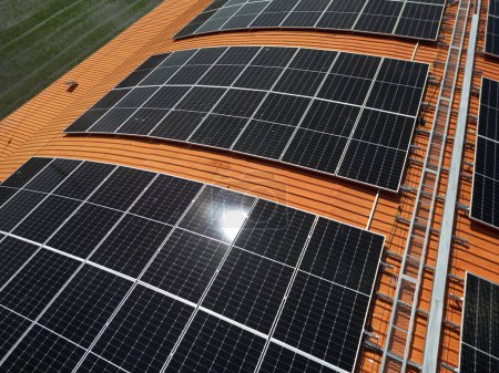 Foto de Vista aérea superior del sistema de techo solar en la azotea del almacén de fábrica. energía renovable de energía fotovoltaica para reducir la energía y la huella de carbono. energía limpia. panel solar y estructura en el edificio. - Imagen libre de derechos