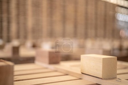 Foto de Fondo de madera de palet en almacén. sección de madera patrón. Rejilla de cuadrados de madera. la materia prima de la madera en la pila. - Imagen libre de derechos