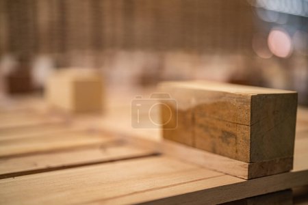 Téléchargez les photos : Boîte de bois. fond de bois de palette en entrepôt. section en bois motif. Grille de carrés de bois. le bois de matière première sur la pile. - en image libre de droit
