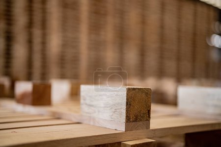 Foto de Caja de madera. fondo de madera de palet en almacén. sección de madera patrón. Rejilla de cuadrados de madera. la materia prima de la madera en la pila. - Imagen libre de derechos
