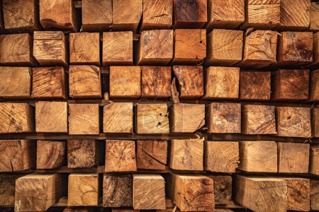 Téléchargez les photos : Fond de section en bois motif. Grille de carrés de bois. le bois de matière première sur la pile. - en image libre de droit