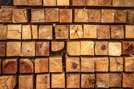 Foto de Fondo de la sección de madera patrón. Rejilla de cuadrados de madera. la materia prima de la madera en la pila. - Imagen libre de derechos