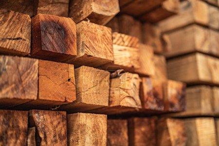 Foto de Fondo de la sección de madera patrón. Rejilla de cuadrados de madera. la materia prima de la madera en la pila. - Imagen libre de derechos