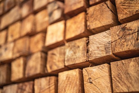 Téléchargez les photos : Fond de section en bois motif. Grille de carrés de bois. le bois de matière première sur la pile. - en image libre de droit