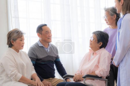Téléchargez les photos : Asiatique jeune infirmière soutenir couple femme âgée plus âgée dans un fauteuil roulant. personnes âgées matures et un groupe d'amis âgés vivant à l'hôpital. socialisation des retraités. - en image libre de droit
