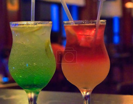 Téléchargez les photos : Boissons dans un bar Cocktail Vert Orange alcool blanc paille - en image libre de droit