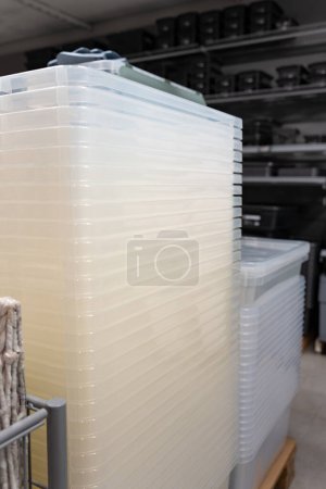 Foto de Una gran cantidad de envases de plástico blanco se almacenan en paletas de madera. Envases de plástico. - Imagen libre de derechos