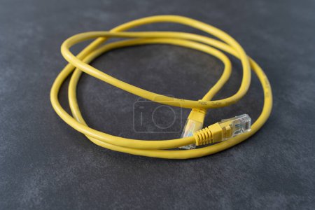 Foto de Cable de Internet sobre fondo gris. Cable de red amarillo para Internet. - Imagen libre de derechos