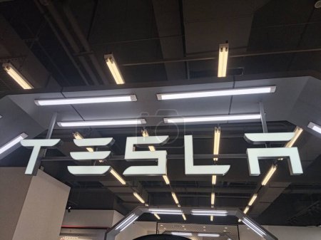 Téléchargez les photos : Logo Tesla sur le showroom Tesla - La vie urbaine moderne - en image libre de droit