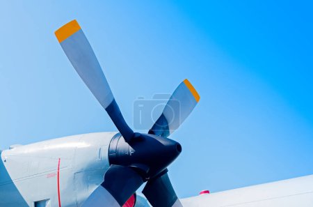 Flugzeug-Turboprop-Triebwerk mit Propeller auf blauem Himmelshintergrund, Schöne Farbaufnahme des Flugzeugs.