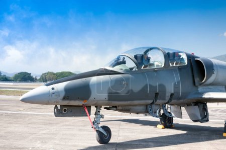Téléchargez les photos : Avion de chasse F-16 de la Royal Air Force, avion sur piste - en image libre de droit