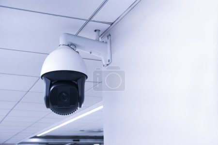 Cámara CCTV de seguridad o sistema de vigilancia en el edificio, Televisión de circuito cerrado, Cámara CCTV moderna en una pared.