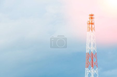 Foto de Telecomunicaciones, antenas de comunicación, antenas de teléfono móvil de radio en el cielo azul - Imagen libre de derechos