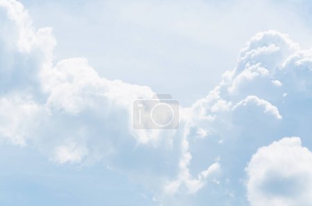 Foto de Cielo y nubes de fondo.Se formaron nubes de lluvia, fondo abstracto cielo azul nublado, elemento de diseño - Imagen libre de derechos