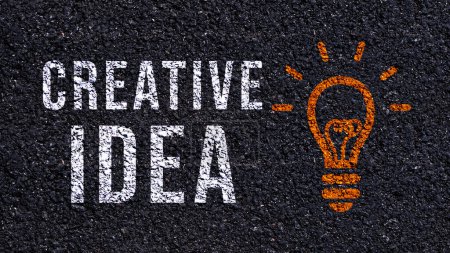 Foto de Creatividad, Idea Creativa y concepto de innovación, con símbolo de bombilla - Imagen libre de derechos