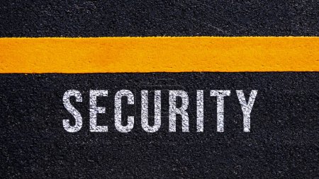 Sicherheitstext geschrieben und gelbe Linie auf der Straße in der Mitte der Asphaltstraße, Sicherheitswort auf der Straße.