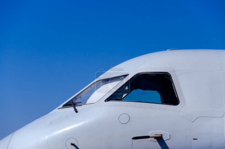 Foto de Avión de motor de jet de pasajeros pesados en pista en el aeropuerto contra el cielo azul, fondo de transporte de aviación de viajes - Imagen libre de derechos