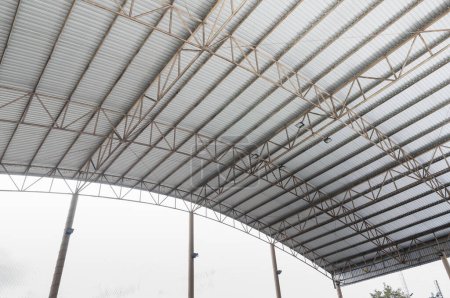 Téléchargez les photos : Structure en acier Détail de toit, usine d'entrepôt vide intérieure, ligne courbe Structure en acier Détail de la construction de toit en métal - en image libre de droit