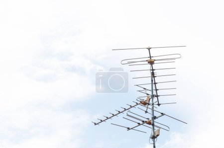 Foto de Antena de televisión sobre fondo cielo azul nube - Imagen libre de derechos