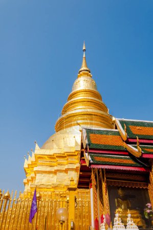 Foto de Parte del templo Wat Phra que Haripunchai en Lamphun, templo más famoso en el norte de Tailandia, estilo tailandés del arte - Imagen libre de derechos