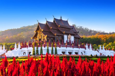 Téléchargez les photos : Architecture thaï traditionnelle dans le style royal floral Lanna, (Ho Kham Luang) Royal Flower Garden Pavilion décembre 10,2016 Chiang Mai, Thaïlande - en image libre de droit