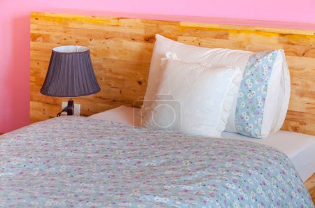 Téléchargez les photos : Style intérieur dans la chambre à coucher, lit en bois moderne, Oreiller sur la décoration du lit dans la belle chambre intérieure - en image libre de droit