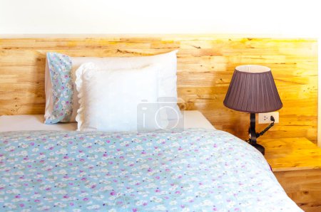 Téléchargez les photos : Style intérieur dans la chambre à coucher, lit en bois moderne, Oreiller sur la décoration du lit dans la belle chambre intérieure - en image libre de droit