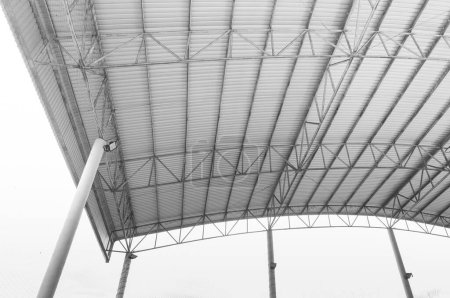 Téléchargez les photos : Structure en acier Détail de toit, usine d'entrepôt vide intérieure, ligne courbe Structure en acier Détail de la construction de toit en métal - en image libre de droit