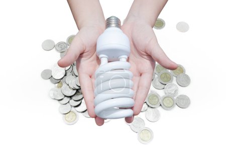 Téléchargez les photos : Concept d'économie d'énergie, Femme main tenant ampoule sur pièce sur fond blanc, Idées ampoule dans la main - en image libre de droit
