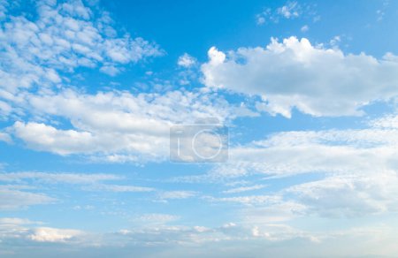 błękitne niebo z chmurami
