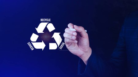 Reduzieren, wiederverwenden, recyceln Symbol mit Touchscreen-Hintergrund, ökologische Metapher für ökologische Abfallwirtschaft und nachhaltigen und sparsamen Lebensstil.