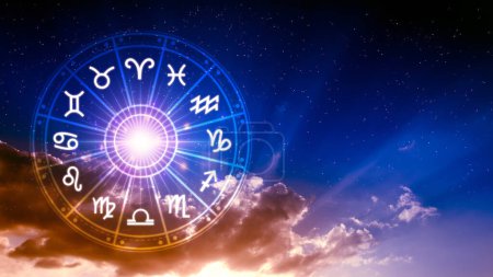 Concept d'astrologie et d'horoscope, personne à l'intérieur d'une roue des signes du zodiaque, signes astrologiques du zodiaque à l'intérieur du cercle de l'horoscope, Astrologie, connaissance des étoiles dans le ciel, pouvoir du concept de l'univers.