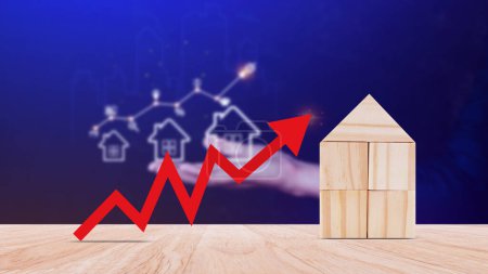 ein roter Pfeil und ein Holzhaus. Das Konzept der steigenden Immobilienpreise, der hohen Nachfrage nach Immobilien, des Anstiegs der Mietzinsen und der Hypothekenverkäufe von Wohnungen. Bevölkerung wächst.