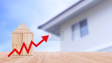 une flèche rouge et une maison en bois. Le concept de la hausse du prix de l'immobilier, la forte demande pour l'immobilier, la croissance des taux de location et les ventes hypothécaires d'appartements. La population augmente.