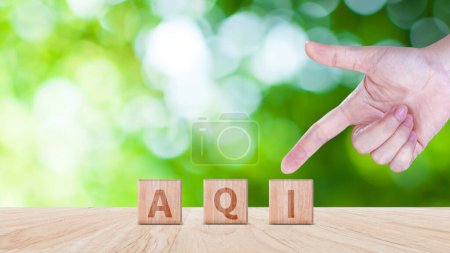 AQI, Abréviation du mot index de la qualité de l'air écrit sur des blocs de bois. texte AQI sur fond nature, concept d'environnement.