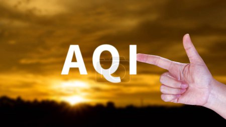 AQI, Abreviatura del índice de calidad del aire, mano que sostiene AQI en el fondo de la naturaleza, concepto del medio ambiente.