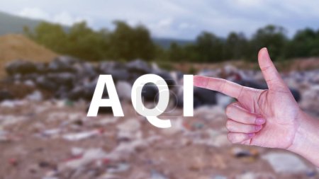 AQI, Abreviatura del índice de calidad del aire, mano que sostiene AQI en el fondo de la naturaleza, concepto del medio ambiente.